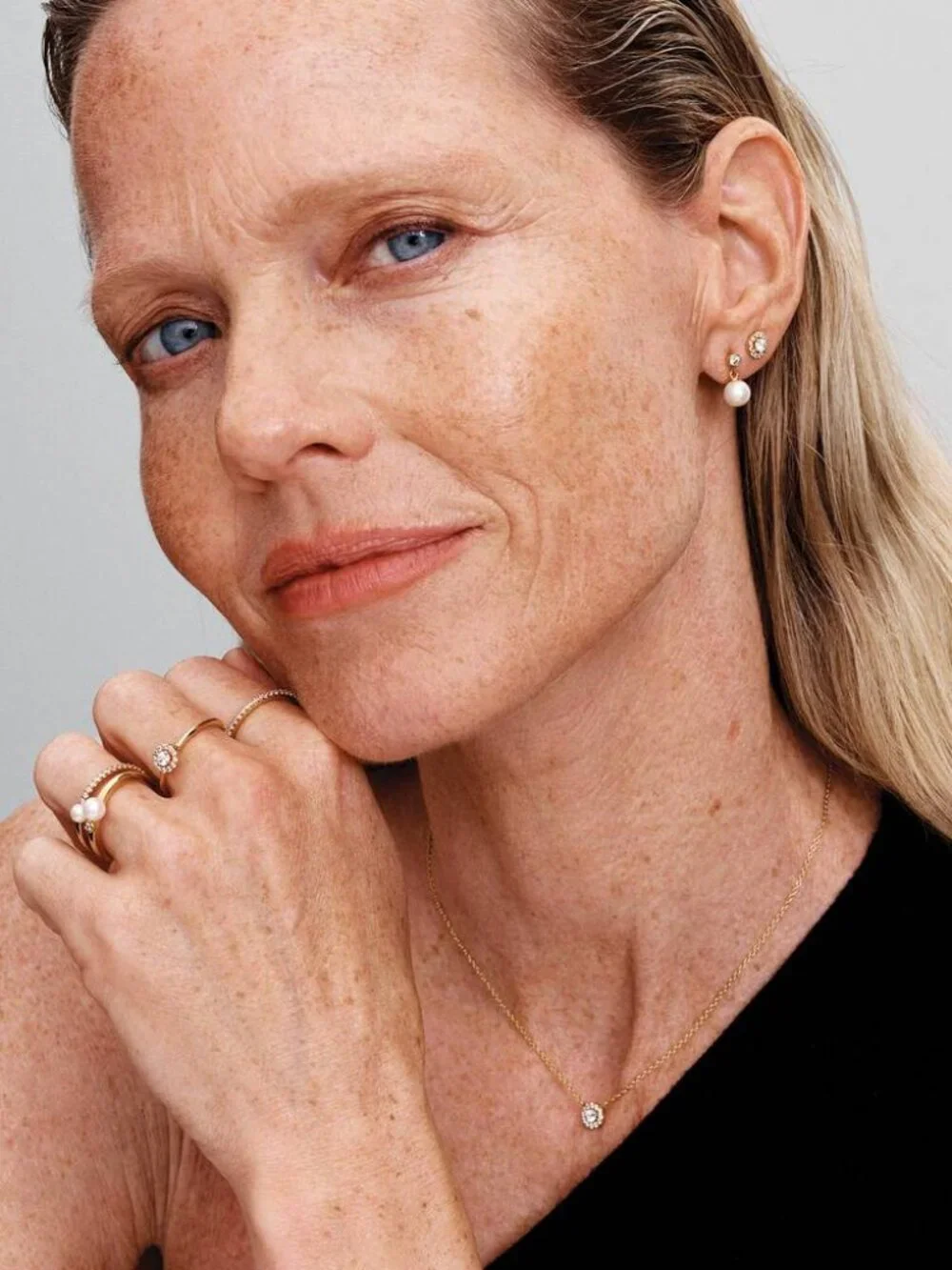 Pandora Round Pav�� Halo Stud Earrings - Picture 4 of 4